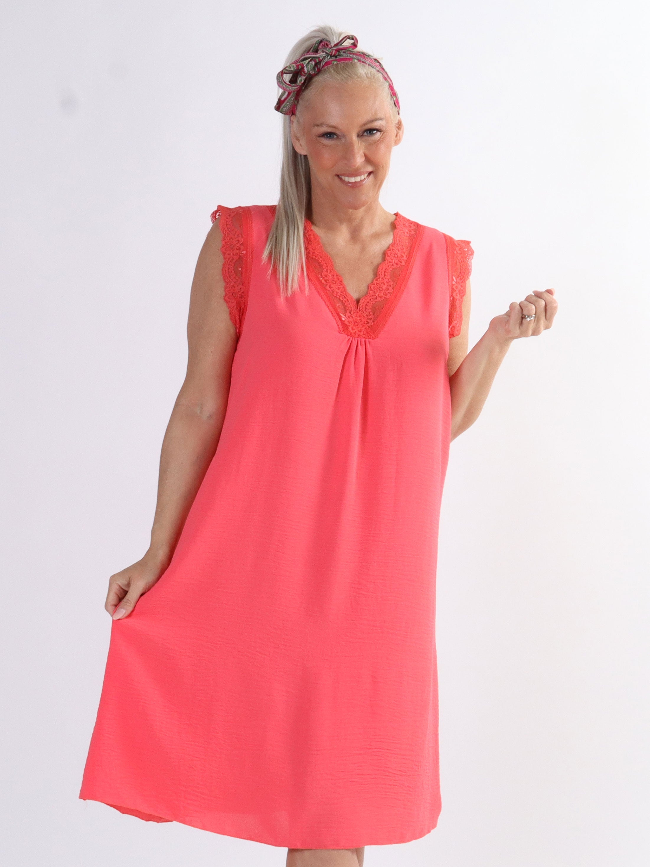 Elly - Söt sommarklänning i plus size med söt spets